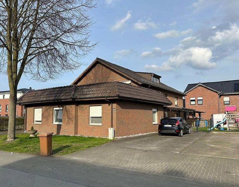 Familienglück oder Investitionschance: Vermietetes Zweifamilienhaus in ruhiger Lage von Lippstadt-Es